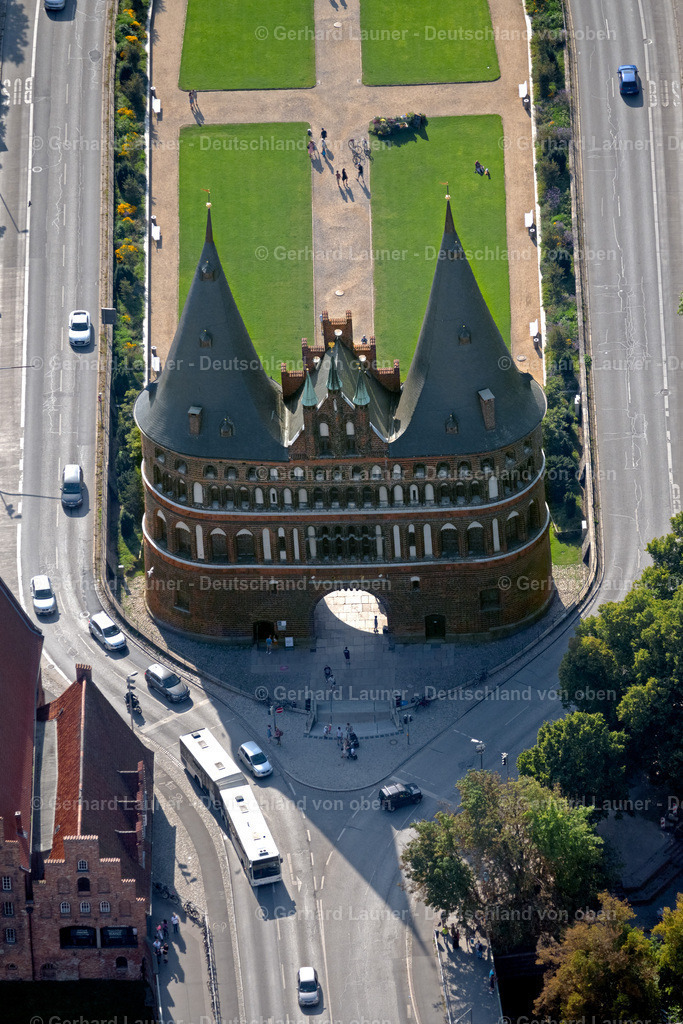 4038311 | Das Holstentor ist ein Stadttor, das die Altstadt der Hansestadt Lübeck nach Westen begrenzt. Es ist das Wahrzeichen der Stadt und wurde 1478 fertiggestellt. Das spätgotische Gebäude gehört zu den Überresten der Lübecker Stadtbefestigung. Das Holstentor ist neben dem Burgtor das einzige erhaltene Stadttor Lübecks