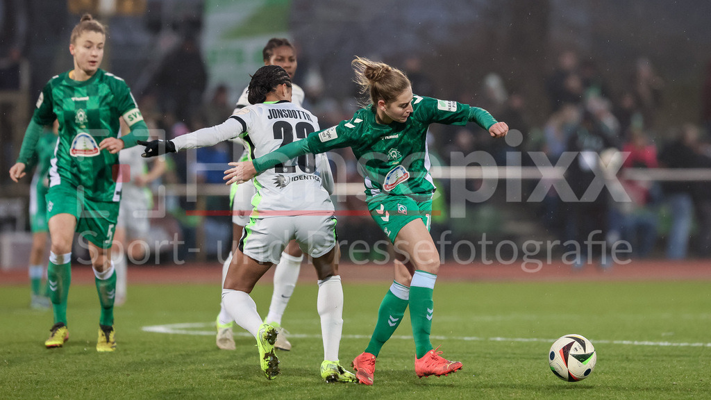 Fussball, Google Pixel Frauen-Bundesliga, SV Werder Bremen - VfL Wolfsburg | v.li.: Sveindis Jonsdottir (VfL Wolfsburg, 23) und Saskia Matheis (SV Werder Bremen, 19) im Zweikampf, Duell, Dynamik, Aktion, Action, Spielszene, DIE DFB-RICHTLINIEN UNTERSAGEN JEGLICHE NUTZUNG VON FOTOS ALS SEQUENZBILDER UND/ODER VIDEOÄHNLICHE FOTOSTRECKEN. DFB REGULATIONS PROHIBIT ANY USE OF PHOTOGRAPHS AS IMAGE SEQUENCES AND/OR QUASI-VIDEO.