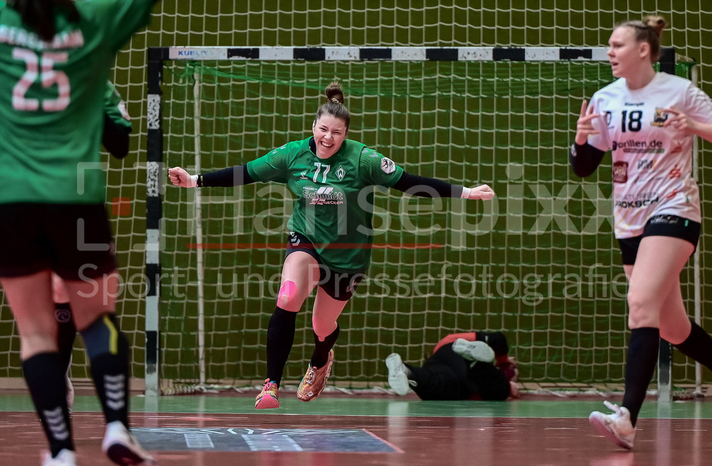 Handball, 2. Bundesliga Frauen, SV Werder Bremen - VfL Waiblingen | v.li.: Elaine Rode (SV Werder Bremen, 77) mit Torjubel, Jubel über das Tor