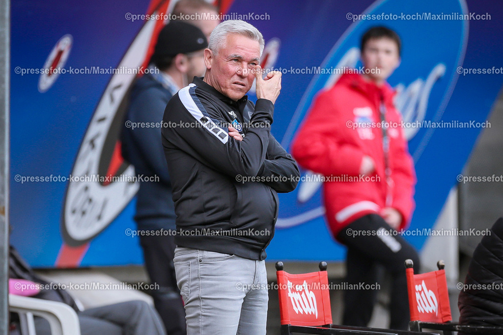Koe3Liga31032401028 | 31.03.2024, Köln, Fußball, bwin 3. Liga Herren, Sportpark Höhenberg, 31. Spieltag, Saison 2023 2024, FC Viktoria Köln – VfB Lübeck: Trainer Olaf Janßen (Viktoria Köln) steht gestikulierend an der Seitenlinie. 
DFB regulations prohibit any use of photographs as image sequences and or quasi-video.