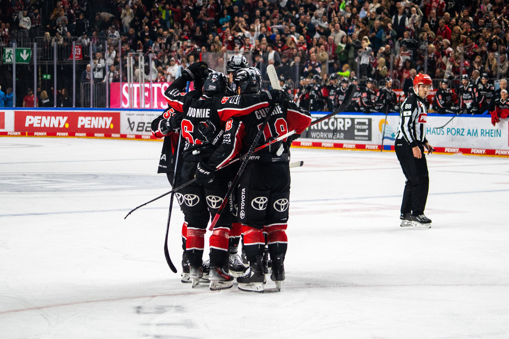 DEL, Deutsche Eishockey Liga Saison 2024/25, 8. Spieltag: Kölner Haie gegen Schwenninger Wild Wings | 11.10.2024, DEL, Deutsche Eishockey Liga Saison 2024/25, 8. Spieltag: Kölner Haie gegen Schwenninger Wild WingsBild: Ausgleich 2:2 für die Kölner Haie - Realisiert mit Pictrs.com