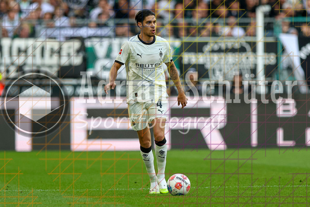 Borussia Mönchengladbach vs SV Werder Bremen - Bundesliga  | Mönchengladbach, Deutschland, 14.09.25:   Kevin Diks (Borussia Mönchengladbach) in Aktion am Ball, Einzelaktion waehrend des Spiels der Bundesliga zwischen Borussia Mönchengladbach vs SV Werder Bremen im Stadion im Borussia Park(Foto von Brauer-Fotoagentur / Adrian Schlueter)