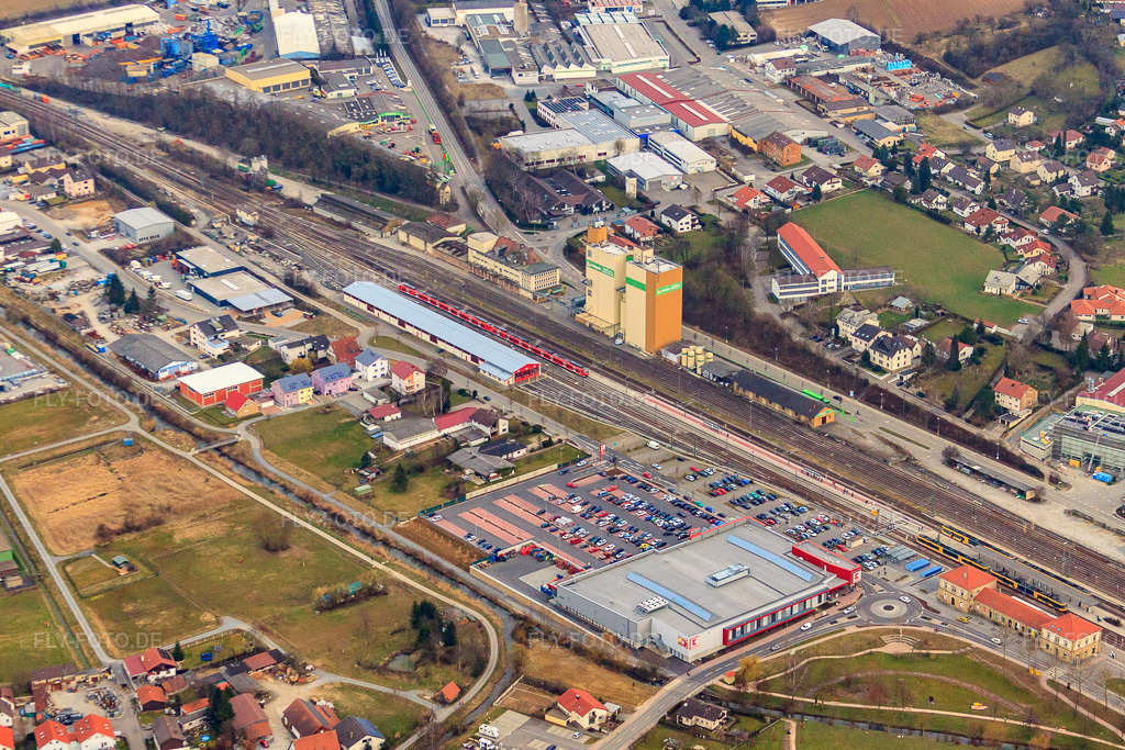Luftbild: Kaufland Eppingen am Bahnhof in Eppingen im Bundesland Baden-Württemberg in Deutschland. – Foto: IMG_38217.jpg vom 12.03.2011 durch Werner Riehm/FLY-FOTO.de – Auflösung des Originals: 4278 x 2852 px – Angebote in meiner Nähe | Kaufland