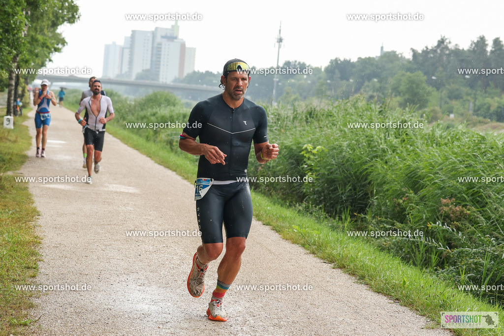 LUR_1446 | 34. M-net Erlanger Triathlon 2025 #erlangertriathlon  #mnettriathlon2025 #mnettriathlon #team #olympischedistanz #mitteldistanz #triathlon #maindonaukanal  #erlangertriathlon2025 #yourpictrs #tv1848 #tv1848erlangen  #triathlonbayern #sportinerlangen #demsportverbunden #sportshot_your_pictrs Copyright: www.sportshot.de