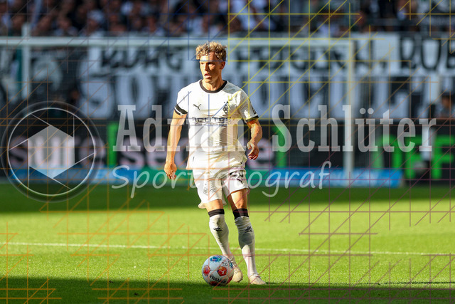 Borussia Mönchengladbach vs Hamburger SV - Bundesliga  | Mönchengladbach, Deutschland, 24.08.25:   Robin Hack (Borussia Mönchengladbach) in Aktion am Ball, Einzelaktion waehrend des Spiels der Bundesliga zwischen Borussia Mönchengladbach vs Hamburger SV im Stadion im Borussia Park(Foto von Brauer-Fotoagentur / Adrian Schlueter)