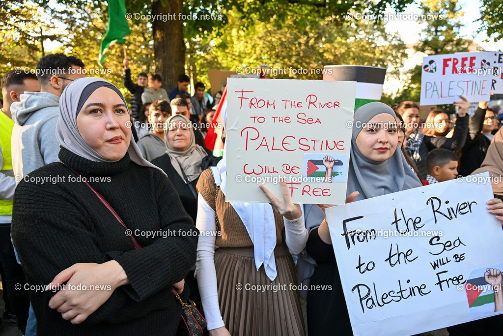 Demonstration_ Paleastina_ Linz_ 22.10.2023-15 | 22.10.2023, Linz, AUT, Demonstration Paleastina in Linz Volksgarten, im Bild Palästina, Gaza, Demoteilnehmer, Teilnehmer, Kundgebung, Plakate, Fahnen, Polizei, Beamte, Polizeifahrzeuge, Einsatzkraefte