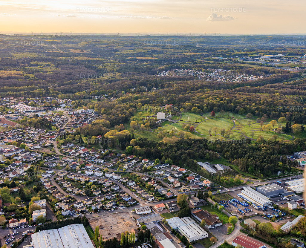 Luftbild: Amerikanischer Militärfriedhof und Gedenkstätte von Saint-Avold zwischen Kraftwerk und Stadt im Ortsteil Forêts de Zang et du Steinberg in Saint-Avold im Bundesland Moselle in Frankreich.Foto: IMG_154707.jpg vom 17.04.2026 durch Werner Riehm/FLY-FOTO.deAuflösung des Originals: 4704 x 3813 pxAbout Lorraine American Cemetery - American Battle Monuments Commission (ABMC)