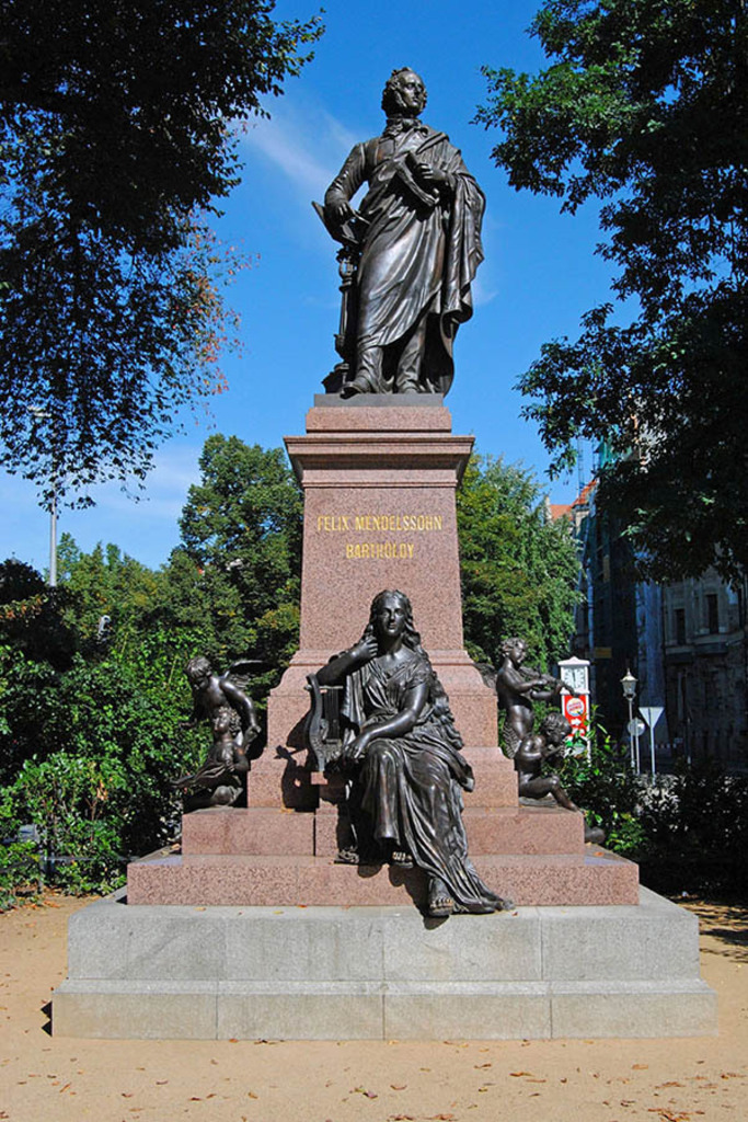 Foto: Leipzig - Mendelssohn-Denkmal | Das Team hinter BILDLEXIKON LEIPZIG bündelt historische wie aktuelle Informationen über die Stadt Leipzig in Text und Bild auf einer Plattform und stellt diese der interessierten Öffentlichkeit zur Verfügung.