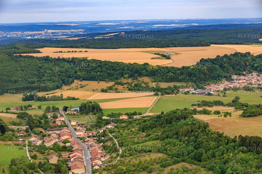 Vue aérienne: Vue de la ville depuis le nord à Geville dans le département Meuse, France – .Photo: IMG_083439.jpg prise le 13/07/2015 par Werner Riehm/FLY-FOTO.eu – Résolution de l'original: 5472 x 3648 px
