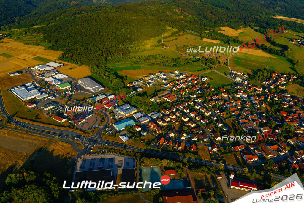 Die Luftbildaufnahme Bild - Marktrodach wurde 2018 mittels Flugzeug (keine Drohne) erstellt. Perfekte Schärfe und Druck- Auflösung- Garantiert!