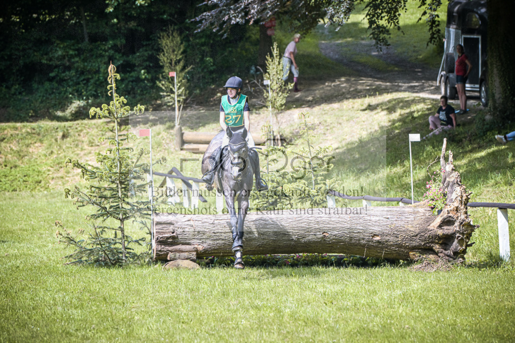 DOS_9642 | Entdecke hochwertige Reitturnierfotos von Foto Oger. Professionell, emotional und authentisch – jetzt Lieblingsmomente im Shop bestellen. - Realisiert mit Pictrs.com