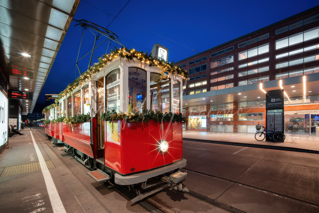 Christkindlbahn | Die Christkindlbahn am Hauptbahnhof