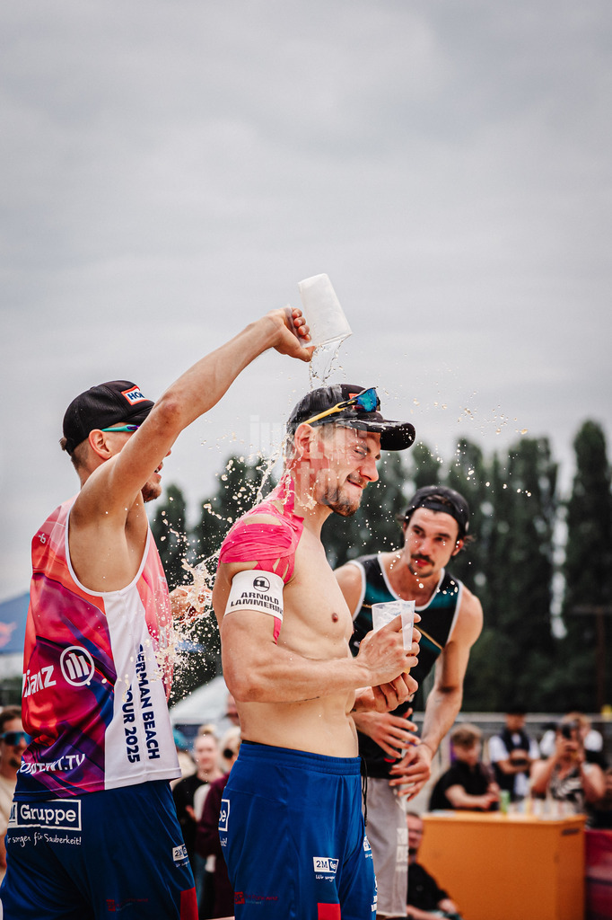 Beachvolleyball | Männer | Allianz German Beach Tour 2025 | Tourstop Bremen | 15.06.2025 | v.l. David Poniewaz übergießt Bennet Poniewaz nimmt Bier