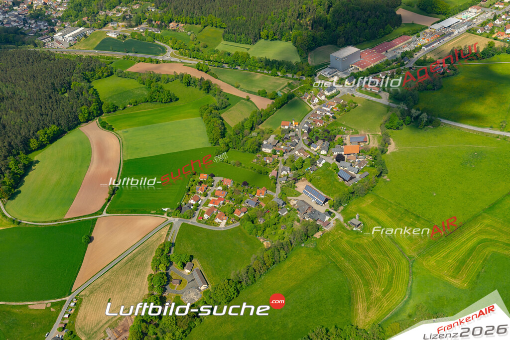 Die Luftaufnahme Hof an der Steinach - Mitwitz wurde 2022 vom Flugzeug aus (keine Drohne) erstellt. Hohe Auflösung -für große Poster und Wandbilder geeignet - Garantiert!