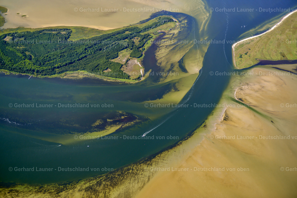 3638053 | Nationalpark Vorpommersche Boddenlandschaft, Barhöfter Rinne, KLAUSDORF 25.08.2016 Sandbank- Landfläche durch Strömungen unter der Meeres- Wasseroberfläche der Ostsee an der Straße Boddenweg in Klausdorf im Bundesland Mecklenburg-Vorpommern, Deutschland. // Sandbank- land area by flow under the sea water surface of Baltic Sea on street Boddenweg in Klausdorf in the state Mecklenburg - Western Pomerania, Germany. Foto: Gerhard Launer