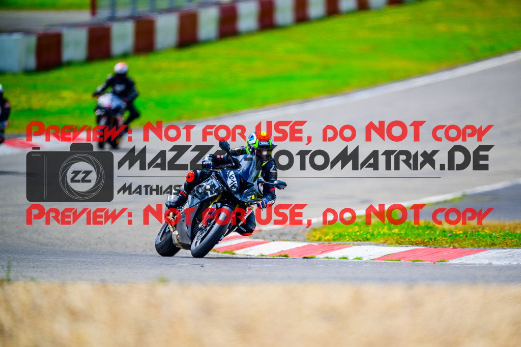 MaZZes_FotoMatrix_240717_6007705_8122 | GELB