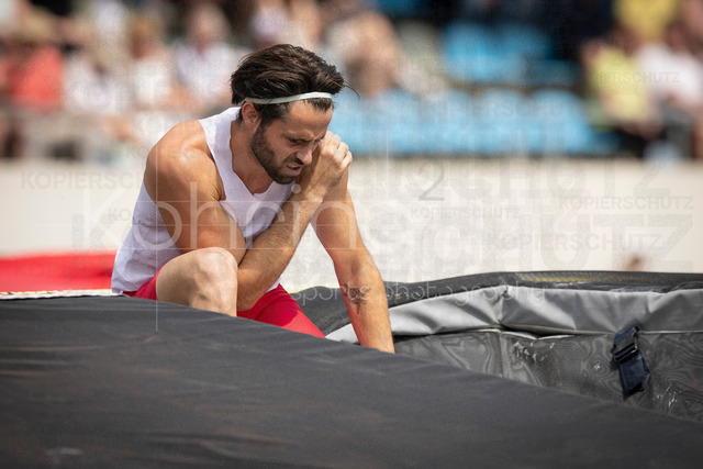 Golden Oval; Dresden, 31.05.2026 | DRESDEN , GERMANY - MAY 31:  Valentin Lavillenie (FRA / France) showing shoulder problems in the men’s pole vault during the Golden Oval Continental Tour Silver meeting on May 31, 2026 at Heinz-Steyer-Stadion in Dresden, Saxony, Germany.