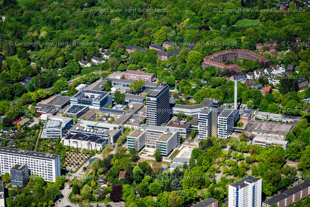 Hamburg_Lokstedt_NDR_ELS_3175010525 | HAMBURG 01.05.2025 Gebäudekomplex mit Satellitenspiegeln am Funkhauses des Senders " NDR Norddeutscher Rundfunk " in Hamburg, Deutschland. Weiterführende Informationen bei: NDR Norddeutscher Rundfunk. // Complex of buildings with satellite dishes on the transmitter broadcasting center " NDR Norddeutscher Rundfunk " in Hamburg, Germany. Further information at: NDR Norddeutscher Rundfunk. Foto: Martin Elsen