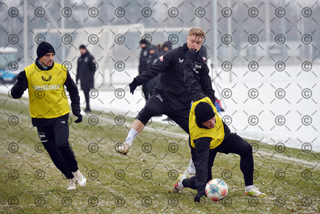 RGE_7733b | Hertha BSC, 2.Bundesliga, Herren, Training, Saison 2025/26, im Bild von li. Josip Brekalo ( Hertha BSC ), Julian Eitschberger ( Hertha BSC ), Sebastian Groenning ( Hertha BSC ),  Mittwoch 04.02. 2026,   Fotograf:   Ralf Gebhardt - Realisiert mit Pictrs.com