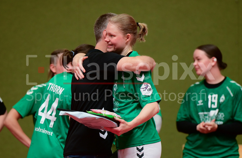 Handball, 2. Bundesliga Frauen, SV Werder Bremen - Kurpfalz Bären | Denise Engelke (SV Werder Bremen, 18) wird verabschiedet