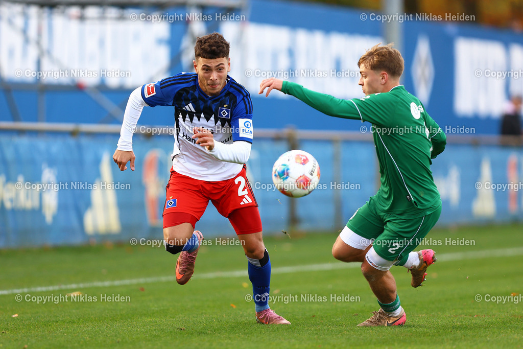 NH_HamburgerSV_FCGroningen_Testspiel_12112025 | #2 William Mikelbrencis (Hamburger SV), #2 Wouter Prins (FC Groningen)Fußball I Herren I Freundschaftsspiel I Saison 2025-2026  I Hamburger SV - FC Groningen I 12.11.2025 I Trainingsplatz Volksparkstadion