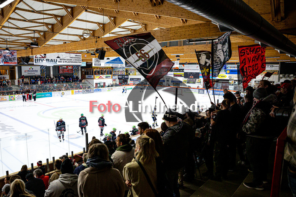 Peißenberg MINERS gegen EHC Waldkraiburg "Die Löwen" | Eishockey Bayernliga 2025/26, Peißenberg MINERS gegen EHC Waldkraiburg "Die Löwen", 20251012,Fans, Zuschauer,2025-10-12 in Peißenberg (flatbuy Arena Peißenberg), Copyright: WolfgangxLindner www.foto-lindner.de