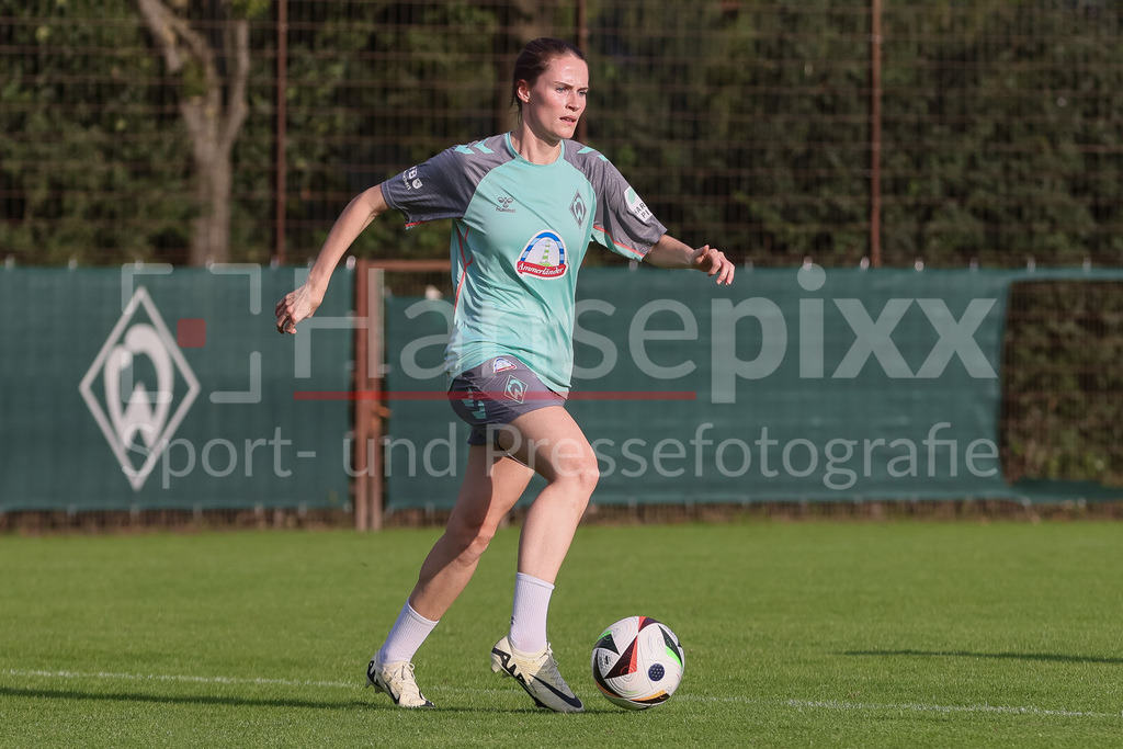 Fussball, Google Pixel Frauen-Bundesliga, Training SV Werder Bremen | v.li.: Reena Wichmann (SV Werder Bremen, 6) am Ball, Freisteller, Einzelbild, Ganzkörper, Aktion, Action, Spielszene