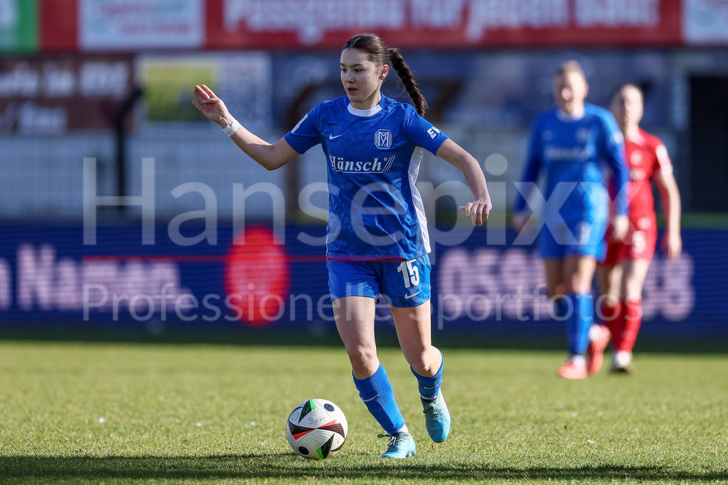 Fussball, 2. Frauen-Bundesliga, SV Meppen - SC Freiburg II | v.li.: Sonja Lux (SV Meppen, 15) am Ball, Einzelbild, Ganzkörper, Aktion, Action, Spielszene, DIE DFB-RICHTLINIEN UNTERSAGEN JEGLICHE NUTZUNG VON FOTOS ALS SEQUENZBILDER UND/ODER VIDEOÄHNLICHE FOTOSTRECKEN. DFB REGULATIONS PROHIBIT ANY USE OF PHOTOGRAPHS AS IMAGE SEQUENCES AND/OR QUASI-VIDEO.