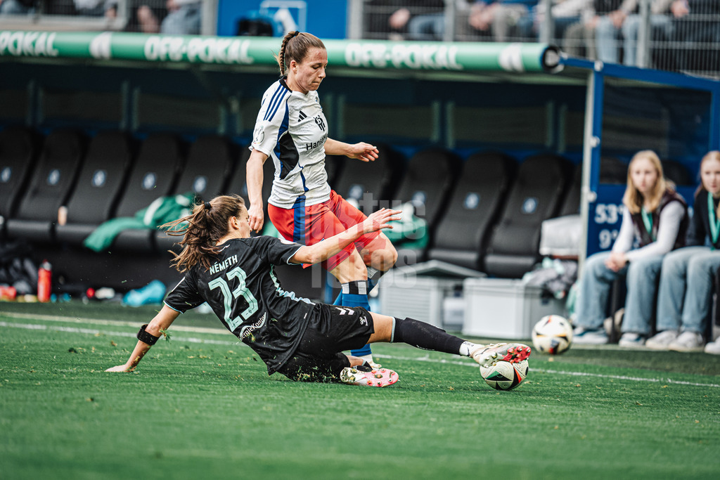 Fußball | Frauen | Saison 2024/2025  | DFB-Pokal der Frauen | Halbfinale | Hamburger SV vs. Werder Bremen | 23.03.2025 | v.l. Hanna Nemeth (#23, Werder Bremen) gegen Christin Meyer (#16, HSV) Zweikampf