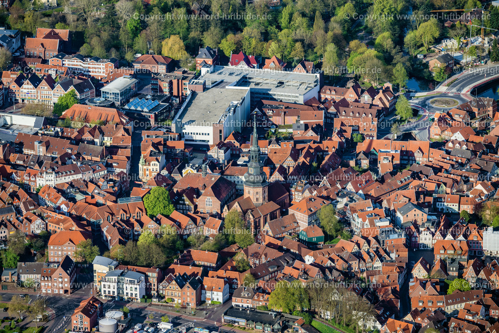 Stade_Cosmea_Kirche_ELS_0070010523 | STADE 01.05.2023 Kirchengebäude der St. Cosmae-Nicolai Kirche am Cosmae-Kirchhof in Stade im Bundesland Niedersachsen. // Church building St. Cosmae-Nicolai church at the Cosmea church graveyard in Stade in the state Lower Saxony. Foto: Martin Elsen