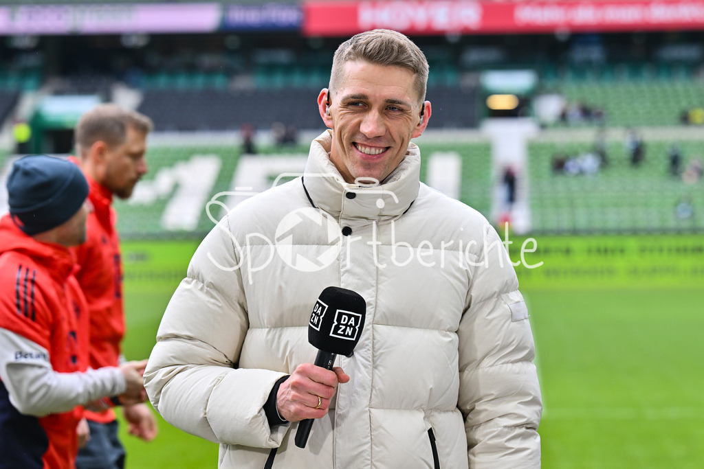 SV Werder Bremen - FC Bayern München | BREMEN, GERMANY - 14. FEBRUARY: im Bild Nils PETERSEN mit DAZN Mikrophon in der Hand / Einzelfoto / Freisteller vor dem Spiel zwischen dem FC Bayern München und RB Leipzig beim Viertelfinale des DFB-Pokales in der Allianz Arena / DFL REGULATIONS PROHIBIT ANY USE OF PHOTOGRAPHS AS IMAGE SEQUENCES AND/OR QUASI-VIDEO
