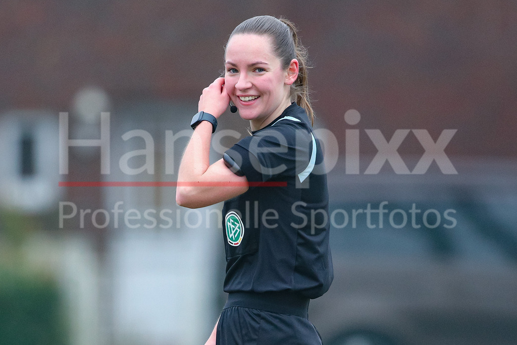 Fussball, Testspiel Frauen, SV Werder Bremen - FC Twente Enschede | v.li.: Schiedsrichterin Antonia Tucholski lächelt, lacht, gute Laune, Portrait, Nahaufnahme, Einzelfoto, Einzelbild
