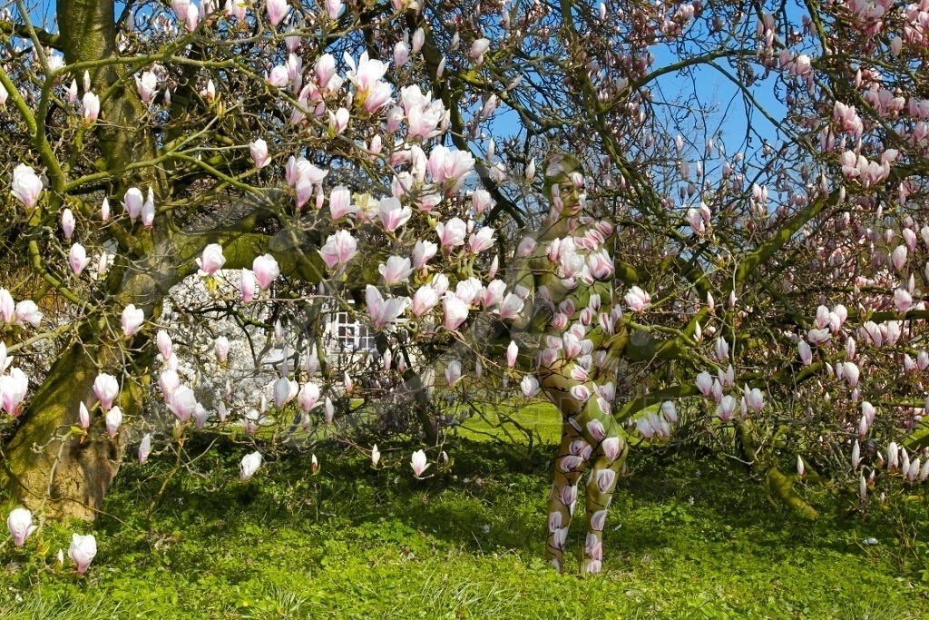 NatureArt-MAGNOLIEN_8503b | Die Magnolie steht in der Magnolie | #012 | Modell: Daniela | Foto: Tschiponnique Skupin - Realisiert mit Pictrs.com