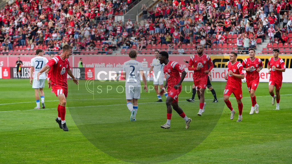 Fußball, Herren, Saison 2025/2026, Regionalliga Nordost, 5. Spieltag, Hallescher FC vs. FSV 63 Luckenwalde, Dienstag 26.08.2025, Leuna-Chemie-Stadion Halle, | Fußball, Herren, Saison 2025/2026, Regionalliga Nordost, 5. Spieltag, Hallescher FC vs. FSV 63 Luckenwalde, Dienstag 26.08.2025, Leuna-Chemie-Stadion Halle, Im Bild: Bocar Baro (r. Halle) jubelt mit Pascal Schmedemann (l. Halle) über seinen Führungstreffer zum 2:0. - Realisiert mit Pictrs.com