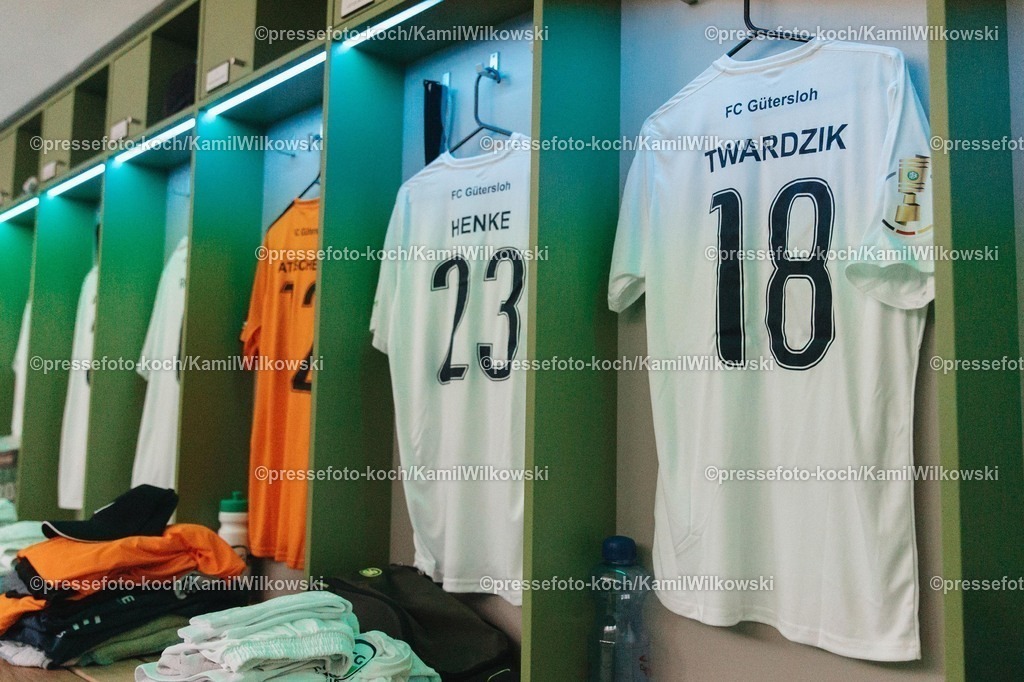 xkwix15082502059 | 15.08.2025, xkwix, Fußball, DFB-Pokal 1. Runde, FC Gütersloh - 1. FC Union Berlin, Ohlendorf Stadion im Heidewald: Trikots von FC Gütersloh in der Kabine
