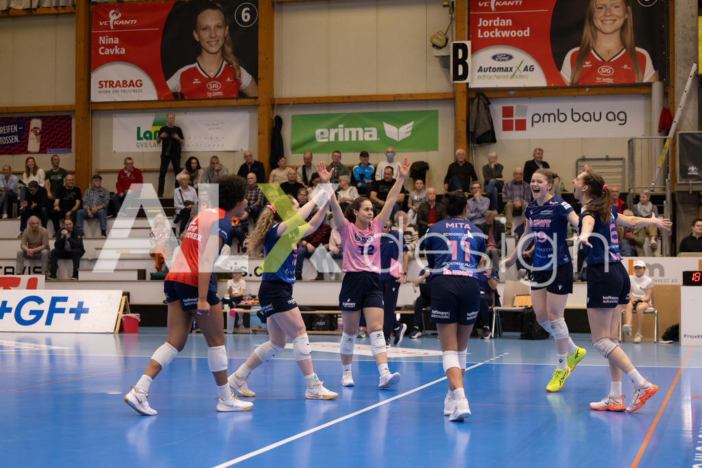 Volleyball I Frauen I Saison 2025-2026 I Volleyball NLA | Women I 1/2 Finals I  VC Kanti Schaffhausen - Sm'Aesch Pfeffingen I 07.03.2026 | Sm'Aesch Pfeffingen Spielerinnenkreis - Realisiert mit Pictrs.com