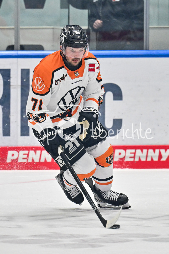 Augsburger Panther - Grizzlys Wolfsburg | am Puck Justin FESER (Grizzlys Wolfsburg 71) Einzelfoto / Freisteller  DEL: Augsburger Panther - Grizzlys Wolfsburg; Curt Frenzel Stadion am 10.10.2025