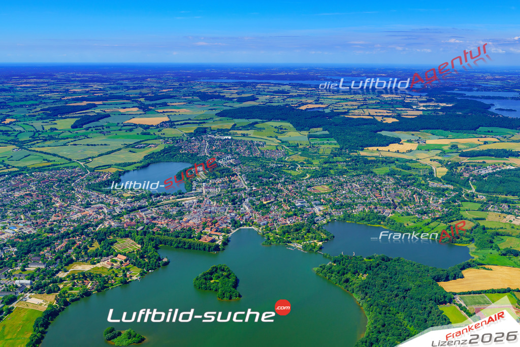 Das Luftbild der Stadt Eutin wurde 2018 vom Flugzeug heraus erstellt (keine Drohne) Aufnahmehöhe ca.400 Meter- hohe Auflösung für beste Druck-Qualität