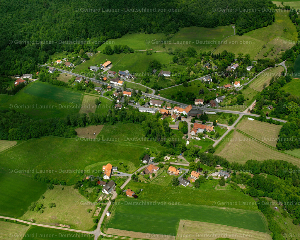 2615689 | SCHADGES 09.06.2006 Landwirtschaftliche Nutzflächen und Feldgrenzen  umsäumen das Siedlungsgebiet des Dorfes in Schadges im Bundesland Hessen, Deutschland // Agricultural land and field boundaries surround the settlement area of the village  in Schadges in the state Hesse, Germany Foto: Gerhard Launer