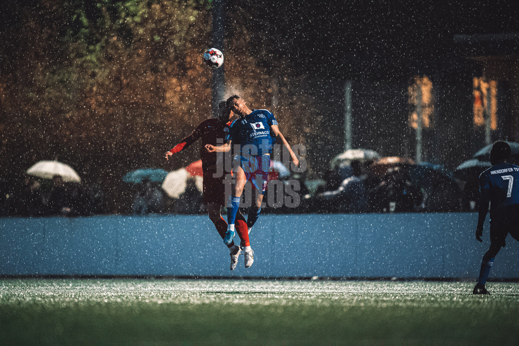 Fußball | Männer | Saison 2022/2023 | Oberliga Hamburg | ETV Hamburg vs. Niendorfer TSV | 28.04.2023 | Kopfballduell zwischen Amir Ahmadi (#11, Niendorfer TSV) und Bamo Karim Mohamed (#47, ETV Hamburg)