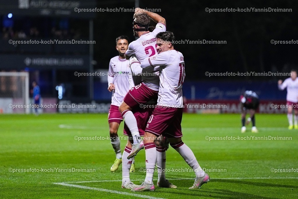 xYDR31102501020 | 31.10.2025, xydrx, Fußball, 3.Liga, FC Viktoria Köln - FC Ingolstadt 04, Saison 2025 2026, Sportpark Höhenberg: Torjubel nach dem Tor zum 1:0 für den FC Ingolstadt durch Torschütze Yannick Deichmann (FC Ingolstadt #20 zusammen mit Frederik Christensen (FC Ingolstadt #11) und Dennis Kaygin (FC Ingolstadt #10)  DFB regulations prohibit any use of photographs as image sequences and or quasi-video.