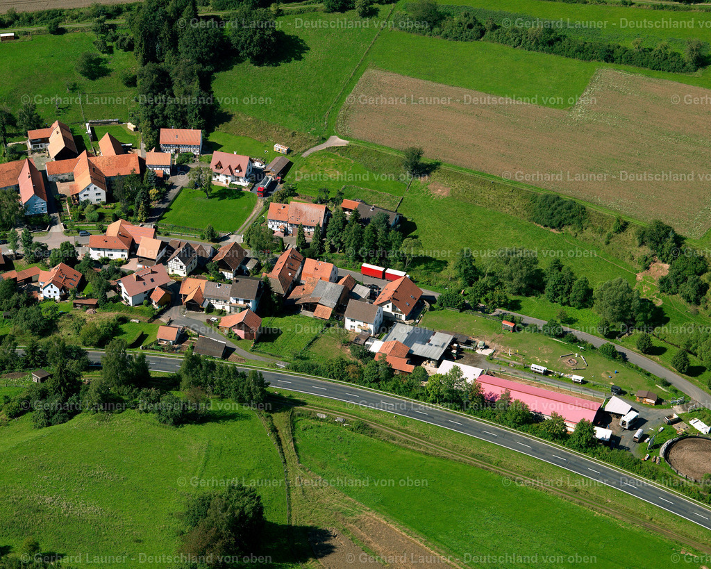 2614818 | FRAUROMBACH 19.08.2006 Landwirtschaftliche Nutzflächen und Feldgrenzen  umsäumen das Siedlungsgebiet des Dorfes in Fraurombach im Bundesland Hessen, Deutschland // Agricultural land and field boundaries surround the settlement area of the village  in Fraurombach in the state Hesse, Germany Foto: Gerhard Launer