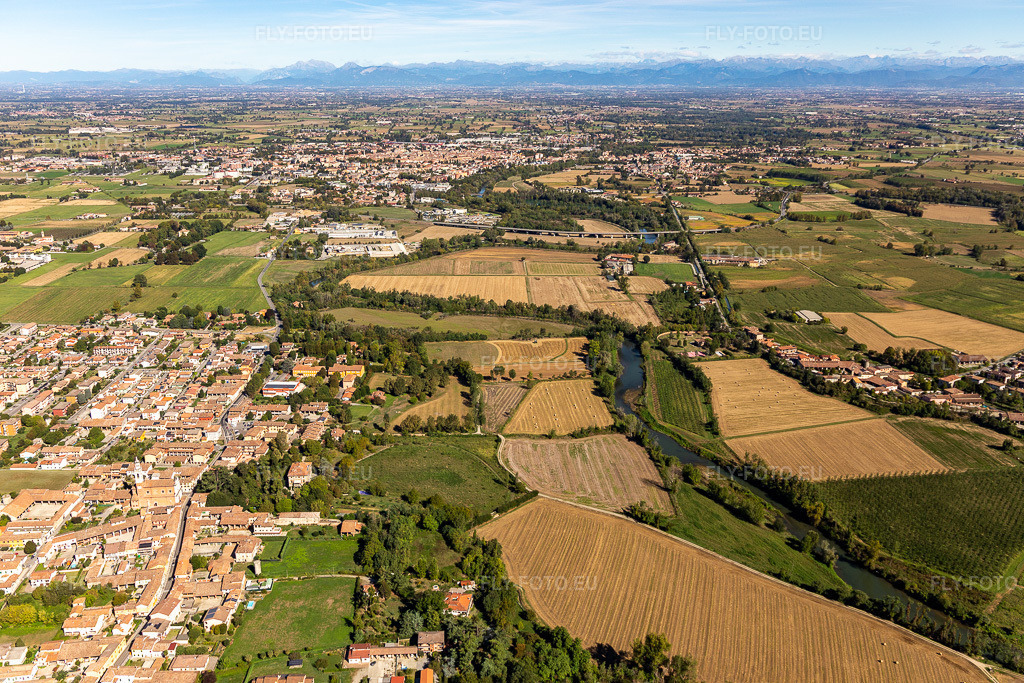 Vue aérienne: Vue de la ville à le quartier Ripalta Nuova in Ripalta Cremasca dans le département Cremona, Italie. Photo: IMG_134409.jpg prise le 18/09/2022 par Werner Riehm/FLY-FOTO.eu – Résolution de l'original: 5472 x 3648 px