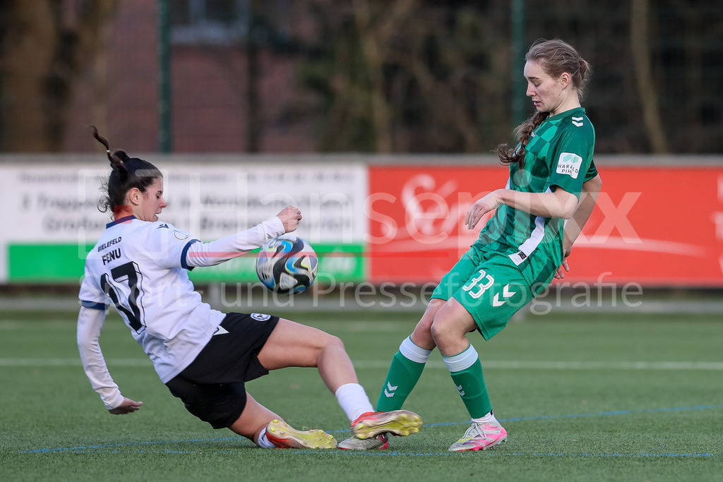 Fussball, Testspiel Frauen, DSC Arminia Bielefeld - SV Werder Bremen | v.li.: Inci Fenu (Arminia Bielefeld, 17) und Maria Penner (SV Werder Bremen, 33) im Zweikampf, Duell, Dynamik, Aktion, Action, Spielszene