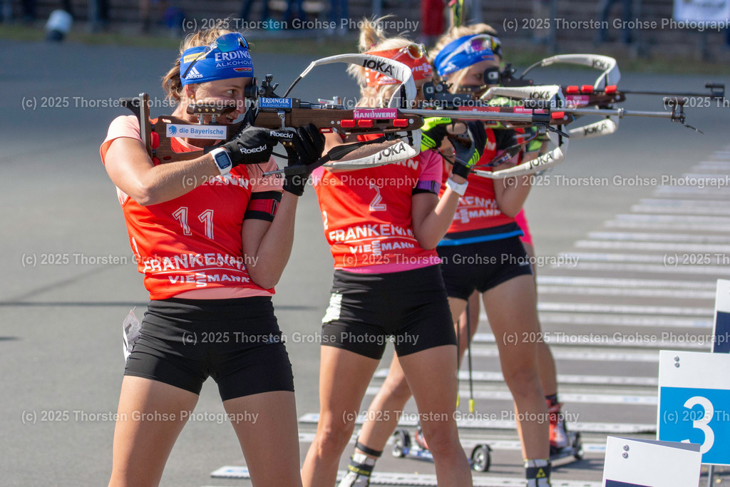 Deutsche Meisterschaften Biathlon 2018 | Deutsche Meisterschaften Biathlon 2018, Massenstart Frauen am 15.09.2018 in der DKB SKI ARENA in Oberhof, (Deutschland)

Bild: Vanessa Hinz vom SC Schliersee / Zoll (11), Karolin Horchler vom WSV Clausthal-Zellerfeld / BwB (2) - Realisiert mit Pictrs.com