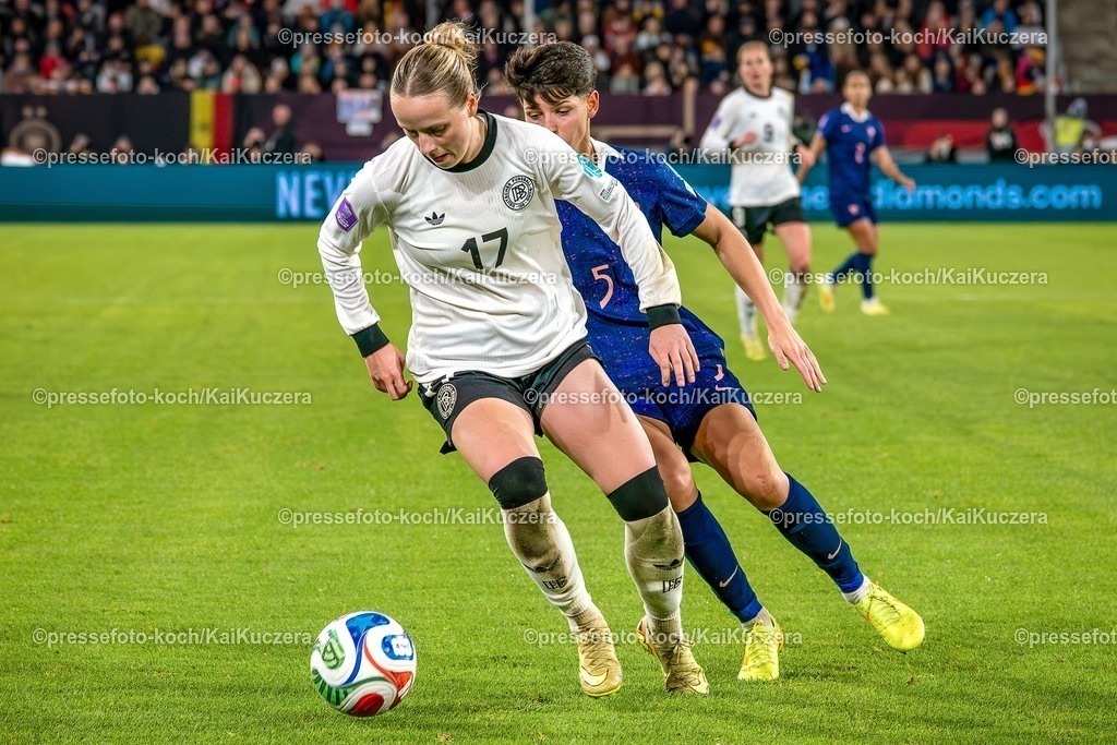 xKKUx24102501085 | 24.10.2025, xkkux, Fußball, UEFA Women s Nations League Halbfinale, Saison 2025/2026, Länderspiel Hinspiel in der MERKUR SPIEL-ARENA Düsseldorf, Franziska Kett (GER #17) im Zweikampf gegen  Elisa De Almeida (FRA #05) 