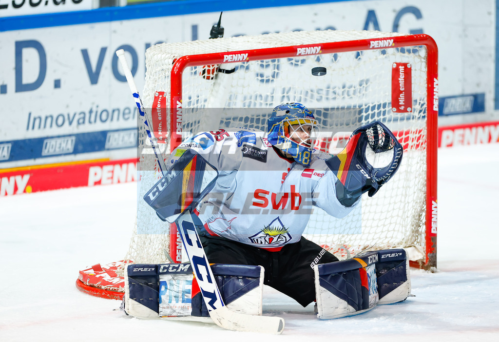 Iserlohn Roosters - Fischtown Pinguins Bremerhaven | Niklas Stefan Svedberg #35 (Pinguins Bremerhaven)
DEL: Iserlohn Roosters - Fischtown Pinguins Bremerhaven - Realisiert mit Pictrs.com