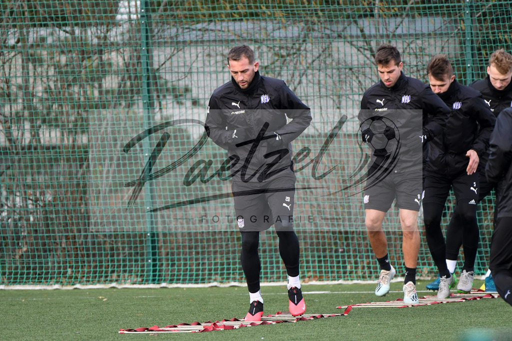 20200131_TRAOSN_0062 | Fußball, Herren: Marc Heider (VfL Osnabrueck) schaut waehrend der Trainingseinheit des VfL Osnabrueck im Sportpark Illoshoehe am 31.01.2020 in Osnabrueck, Deutschland. - Realisiert mit Pictrs.com