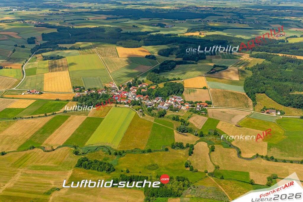 Das Luftbild zeigt : Eitting Laberweinting - Die Luftaufnahme wurde 2023 vom UL-Flugzeug aus erstellt ( keine Drohne ) - Hochauflösende Luftaufnahme - Für grossformatige Ausdrucke geeignet. Die Geschenkidee !Mit Lizenz und Bildrechte bestellbar