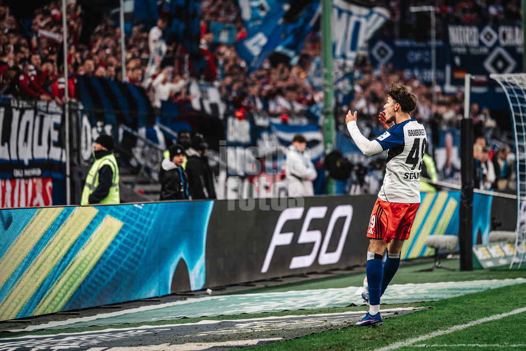 Fußball | Männer | Saison 2025/2026 | 1. Fußball-Bundesliga | 31. Spieltag | Hamburger SV vs. TSG Hoffenheim | 25.04.2026 | Otto Stange (#49, HSV) heizt die Fans ein